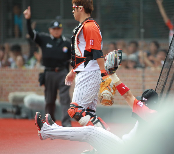 백네트에 몸을 날려 파울타구를 잡아내는 황재균선수